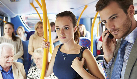 Общественный транспорт и потоотделение: как победить проблему и не ударить в грязь лицом?