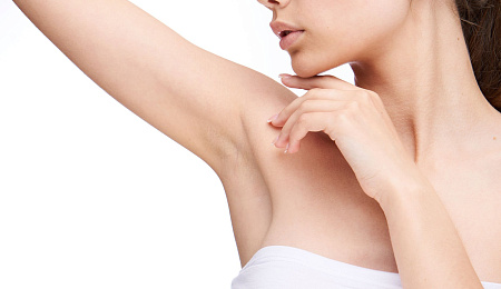 Дерматолог vs косметолог: к кому бежать с проблемой потливости и раздражения?